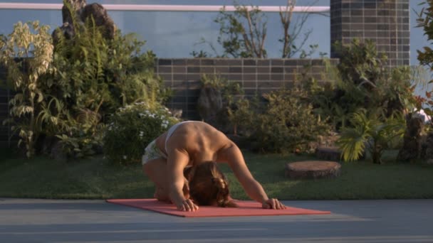 Aantrekkelijke Slanke Meisje Doet Yoga Ontspannende Oefeningen Oranje Mat Pot — Stockvideo