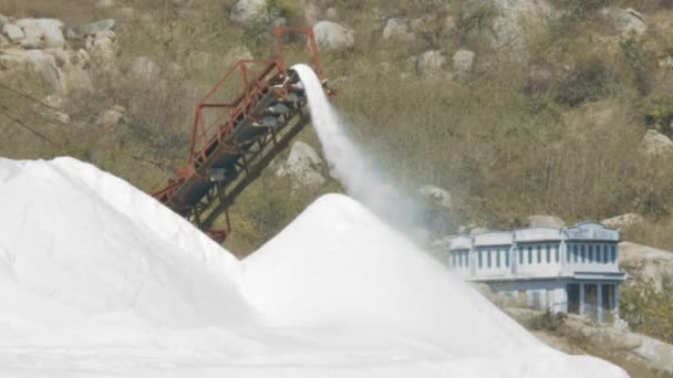 Mähdrescher Schüttet Sonnigem Tag Salz Großem Weißen Haufen Auf Industriegelände — Stockvideo