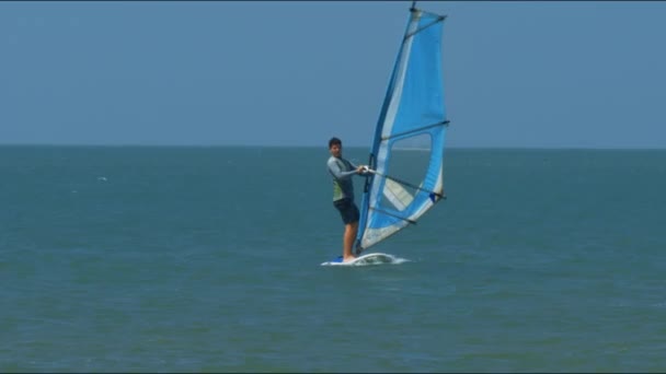 Cara Windsurfista Iniciante Tenta Segurar Mastro Vela Ondas Calmas Contra — Vídeo de Stock