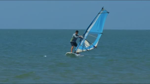 Windsurfer Anfänger Dunklen Shorts Hält Segel Auf Surfbrett Vor Riesigem — Stockvideo