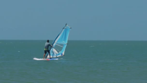 Początkujący Surfer Facet Utrzymuje Równowagę Stara Się Zmienić Żagiel Otwartym — Wideo stockowe