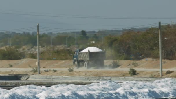 Grande Camion Caricato Con Azionamenti Del Sale Lungo Strada Oltre — Video Stock