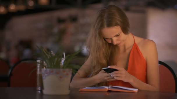 Hübsches Mädchen Mit Locker Wallenden Haaren Schreibt Handy Sms Freundin — Stockvideo