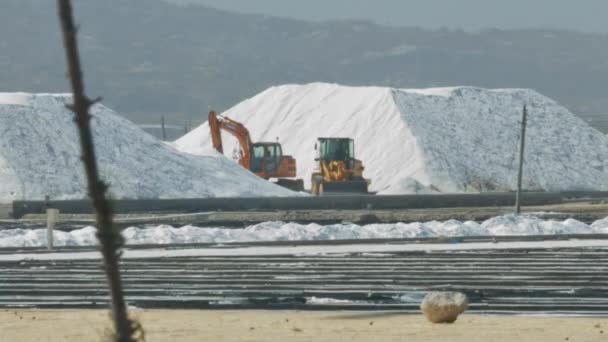 Enorme Sitio Extracción Sal Con Colinas Blancas Alta Moderna Niveladora — Vídeos de Stock