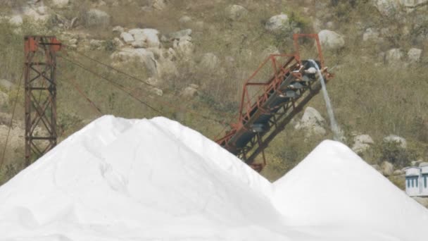 Metal Birleştirme Makine Konveyör Kayalık Hills Karşı Büyük Beyaz Kazık — Stok video
