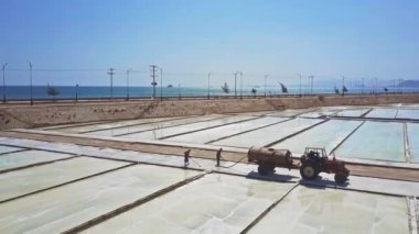 üst görünüm insanlar özel zemin traktör tank okyanus karşı hortum ile su dökerek uçucu tuz temiz