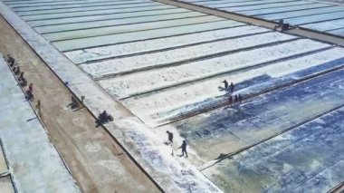 Drone sinekler üzerinde sonsuz tuz tarlaları emekçilerin aşağı eşit gerekçesiyle sıcak tropikal gün bölünmüş.