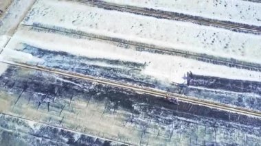 Havadan görünümü işçi tuz tarımsal ürün olarak kürek ile ticari olarak gelişmiş tuz göletler sıcak günde toplamak