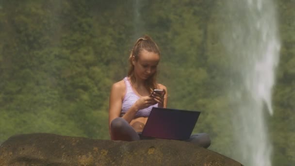 Hermosa Mujer Feliz Con Computadora Sienta Lee Mensajes Teléfono Piedra — Vídeos de Stock