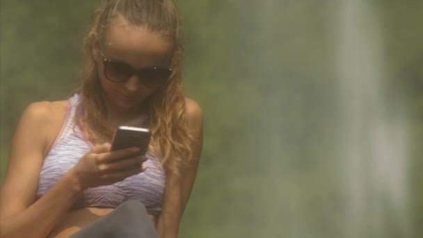 Close View Atraente Loira Senhora Óculos Sol Mensagens Texto Smartphone — Vídeo de Stock