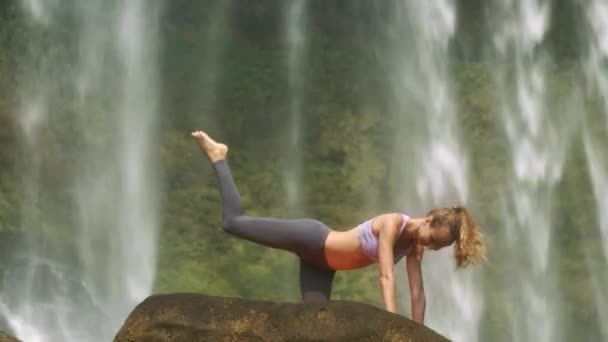 Vista Lateral Menina Loira Atraente Faz Exercícios Fitness Enorme Rocha — Vídeo de Stock