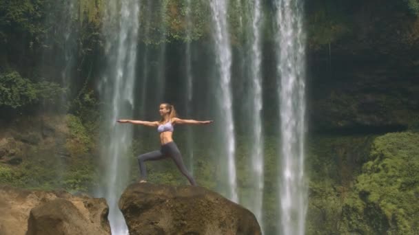 Schöne Schlanke Mädchen Steht Yoga Pose Auf Großen Braunen Felsen — Stockvideo