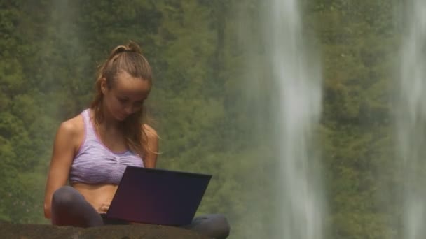 Lächelndes Blondes Langhaariges Mädchen Öffnet Laptop Und Beginnt Auf Tastatur — Stockvideo