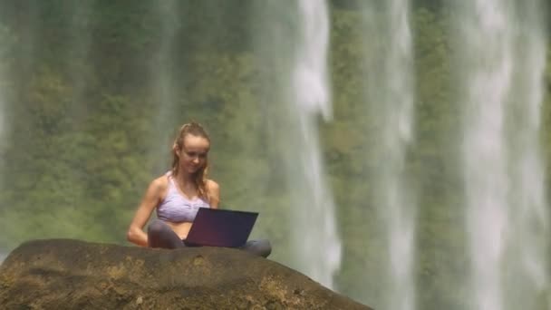 Bildnahes Bild Dame Sitzt Lotusposition Auf Felsen Und Posiert Laptop — Stockvideo