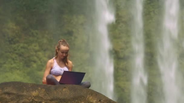 Lotus Poz Defter Şelale Akarsu Karşı Çalışma Kayaya Oturan Kız — Stok video