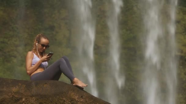 Blonde Dame Lunettes Soleil Écouteurs Est Assis Pieds Nus Sur — Video