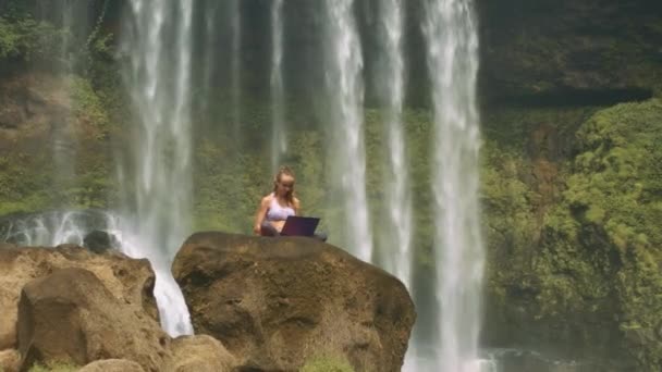 Aparat Porusza Się Blond Dama Siedząc Pozycji Lotosu Skale Laptopie — Wideo stockowe