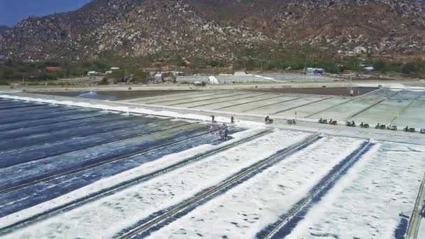 Liggande Panoramautsikt Industriella Havsvatten Salt Fält Kullarna Längs Stretching Väg — Stockvideo