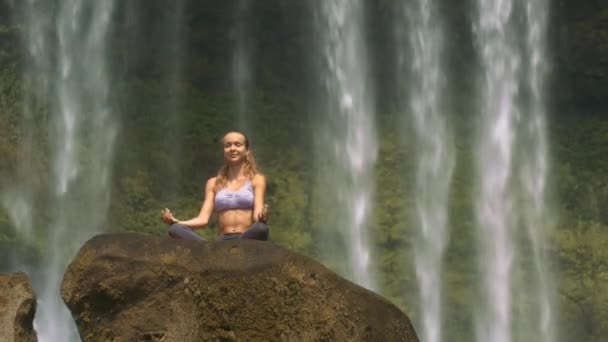 Smart Blond Long Haired Girl Sits Lotus Pose Old Brown — Stock Video