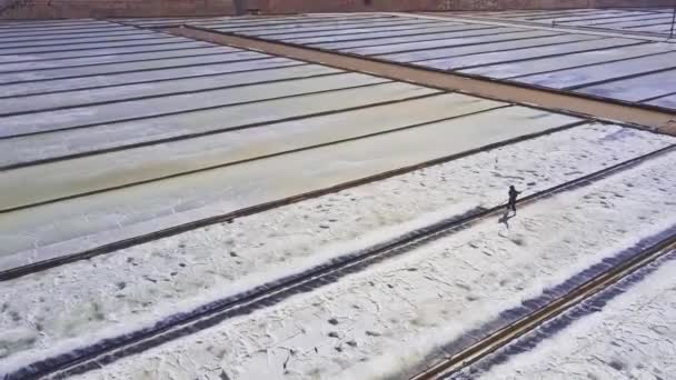 Sluit Bovenste Deelvenster Lokale Één Man Grond Kant Aan Het — Stockvideo