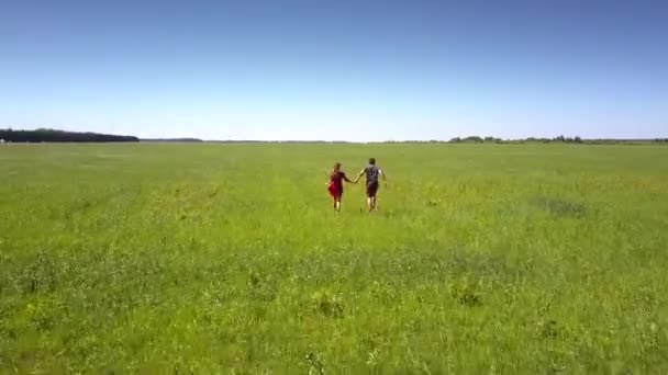 Vert gazon pétillant se déplace et entoure joli couple — Video