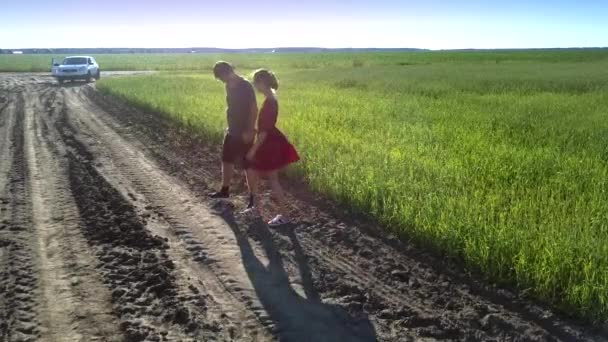 Chica en vestido corto rojo y gafas de sol cumple novio — Vídeo de stock