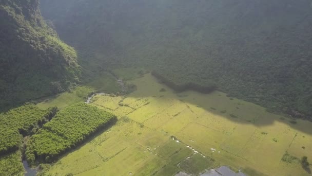 Campos en el pantano y río en las montañas vista aérea inferior — Vídeos de Stock