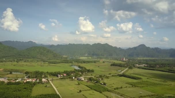 Paisaje rural con pueblo contra cielo nublado vista superior — Vídeos de Stock