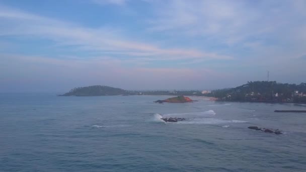 Mer azur avec des vagues ondulantes et des personnes nageant vue aérienne — Video