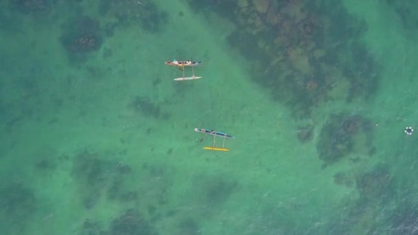 Pequeños barcos navegan en clara vista superior del océano azul — Vídeos de Stock