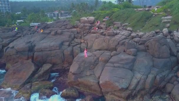 Jong paar knuffels op steile kale rots in de buurt van zeezicht — Stockvideo
