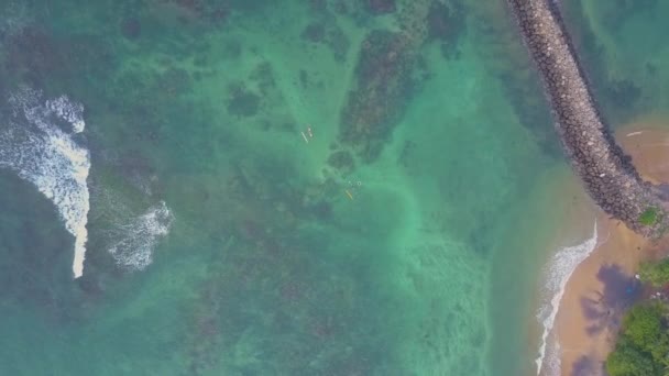 Clear transparent ocean with pier waves over sandy bottom aerial — Stock Video