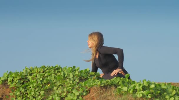 Uzun, dalgalı saçlı bayan yoga pozunda meditasyon yapıyor. — Stok video