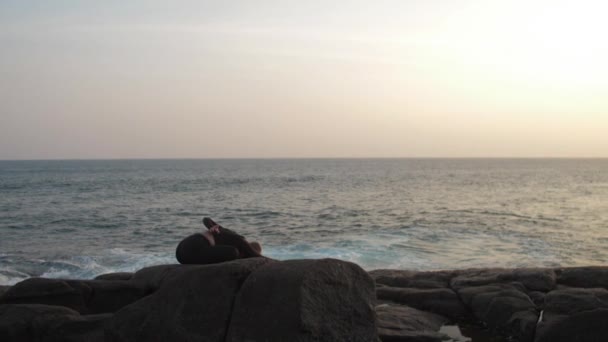 Fille médite dans la pose de yoga contre la mer bleue sans fin — Video