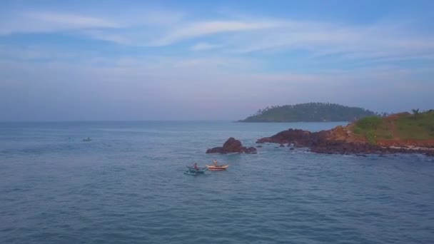 Fishermen sail on wooden boats along azure ocean upper view — 비디오