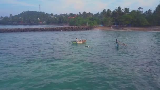 Homens navegam em barco ao longo do oceano com ondas vista aérea — Vídeo de Stock