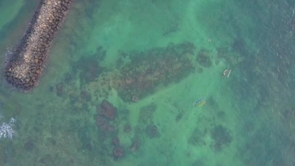 Klarer Ozean mit Seebrücke und Segelbooten aus der Luft — Stockvideo