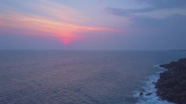 Sabah güneşinin manzarasına karşı dik uçurumları olan sakin deniz manzarası — Stok video