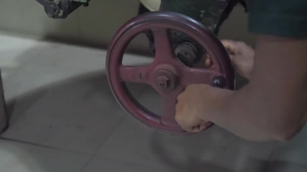 Arbeiter der örtlichen Teefabrik dreht rotes Ventil der Maschine — Stockvideo