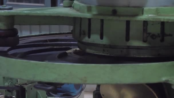 Green tea leaf drying machine rotates on special supports — Stock Video