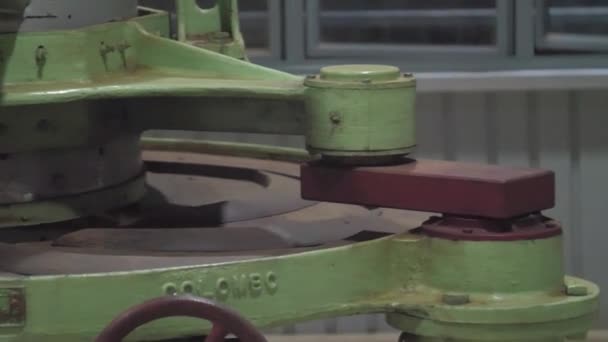 Машина для сушки листьев зеленого чая вращается на специальных опорах — стоковое видео