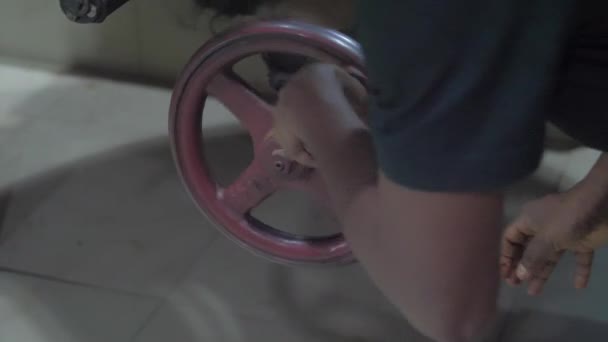 Lokal te fabriksarbetare roterar röd ventil av hantverk maskin — Stockvideo