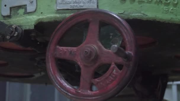 Trabajador quita la mano de la válvula de máquina de té verde artesanal — Vídeos de Stock
