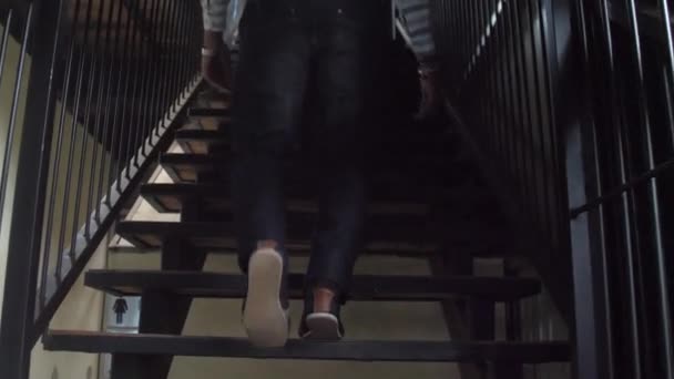 Mann in Jeans und Pullover läuft an Teefabrik vorbei — Stockvideo