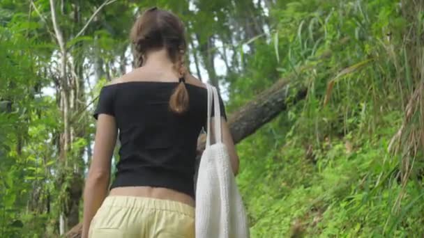 Signora cammina su vecchie scale marroni tra cespugli verdi — Video Stock