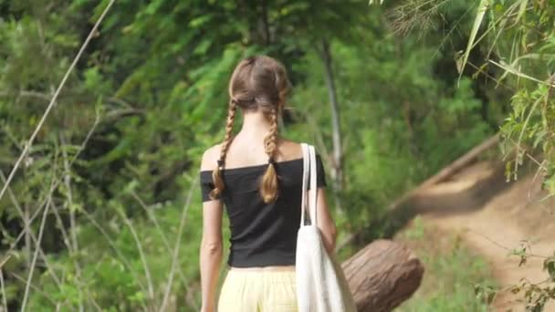 露背的黑发女人沿着绿色的草地散步 — 图库视频影像
