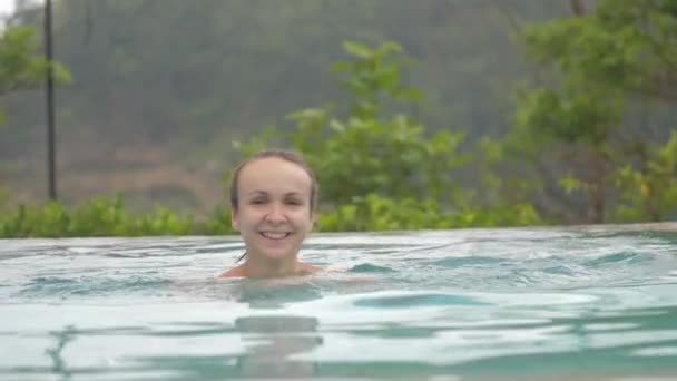 茶色のスイミングプールでポニーテールの水泳をしている若い女性 — ストック動画