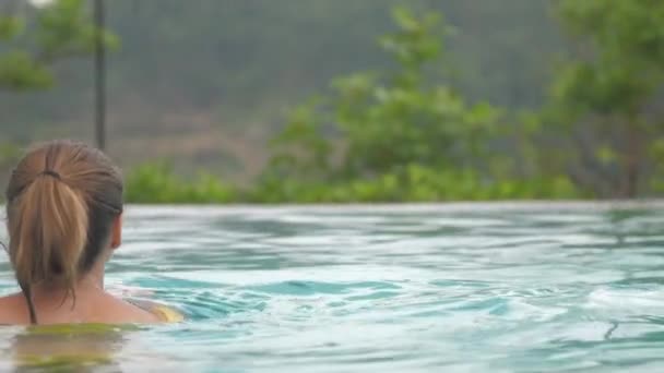 Молода жінка з хвіст плаває в коричневому басейні — стокове відео