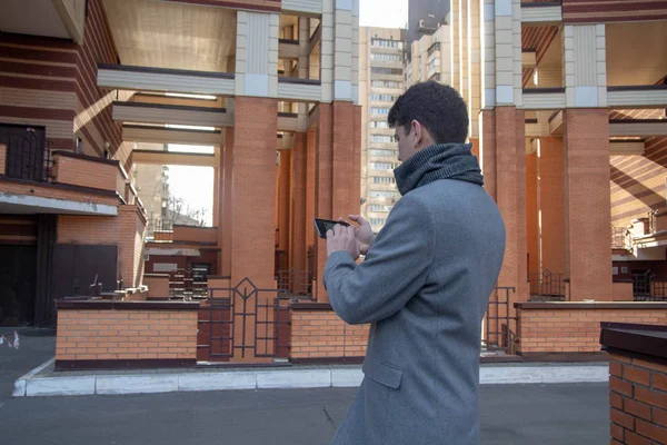 在城市里使用智能手机的成年人 — 图库照片