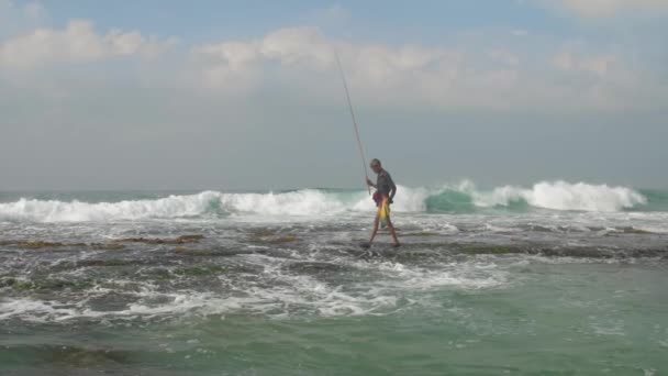 Silueta de pescador envejecido se encuentra en aguas profundas del océano azul — Vídeos de Stock